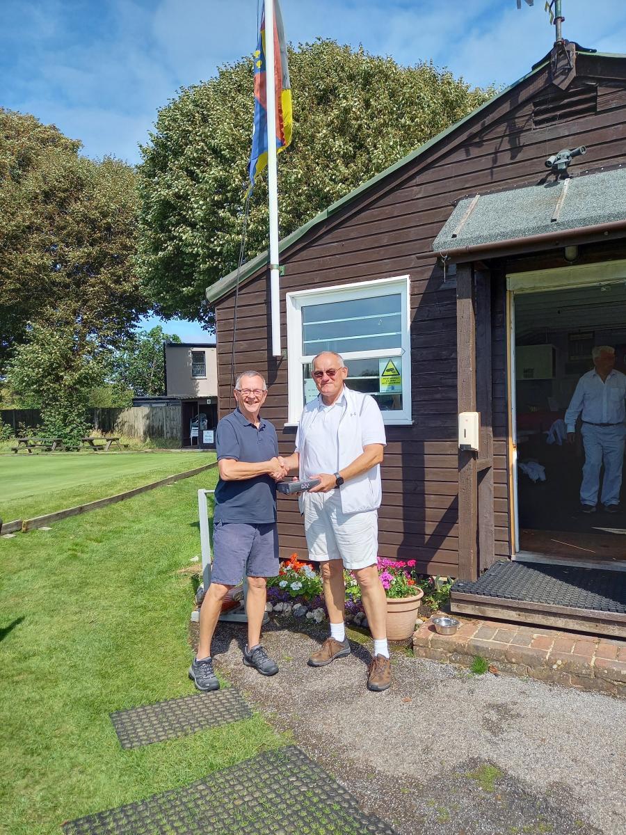 GC singles 28 July: Division winner Paul with Manager Vincent